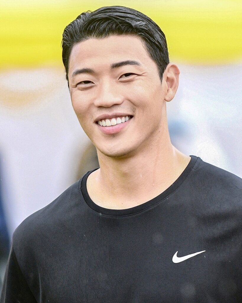검은색 티셔츠를 입고 환하게 웃는 황희찬