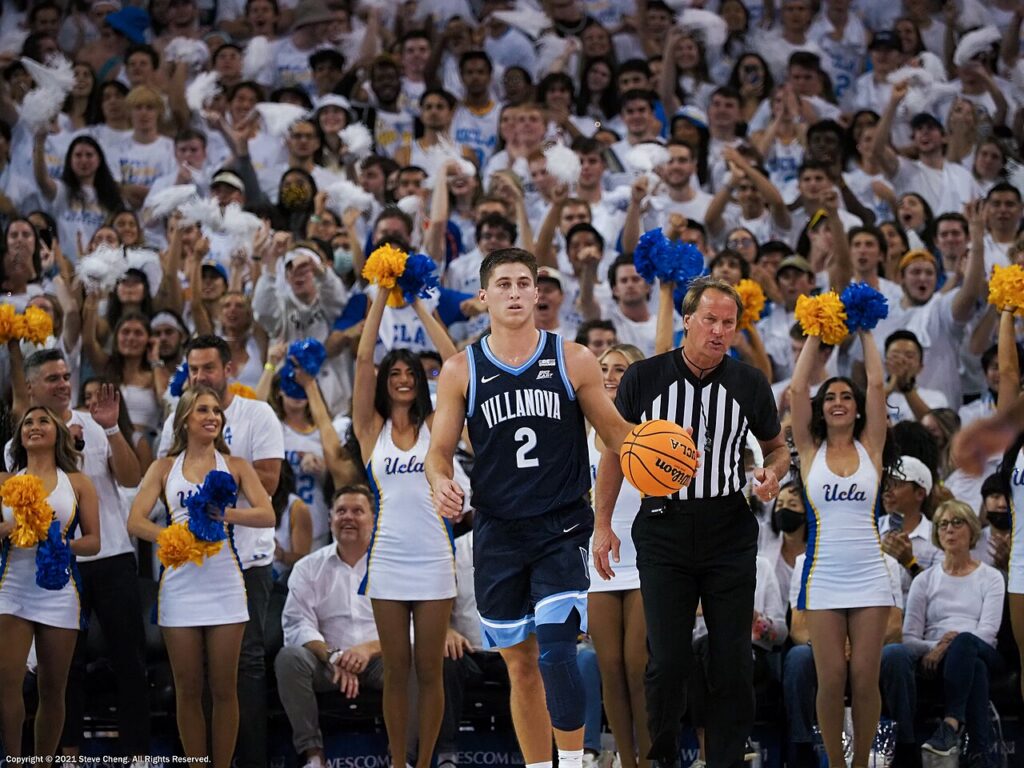 UCLA 응원단과 심판 앞에서 공을 운반하는 빌라노바 2번 콜린 질레스피