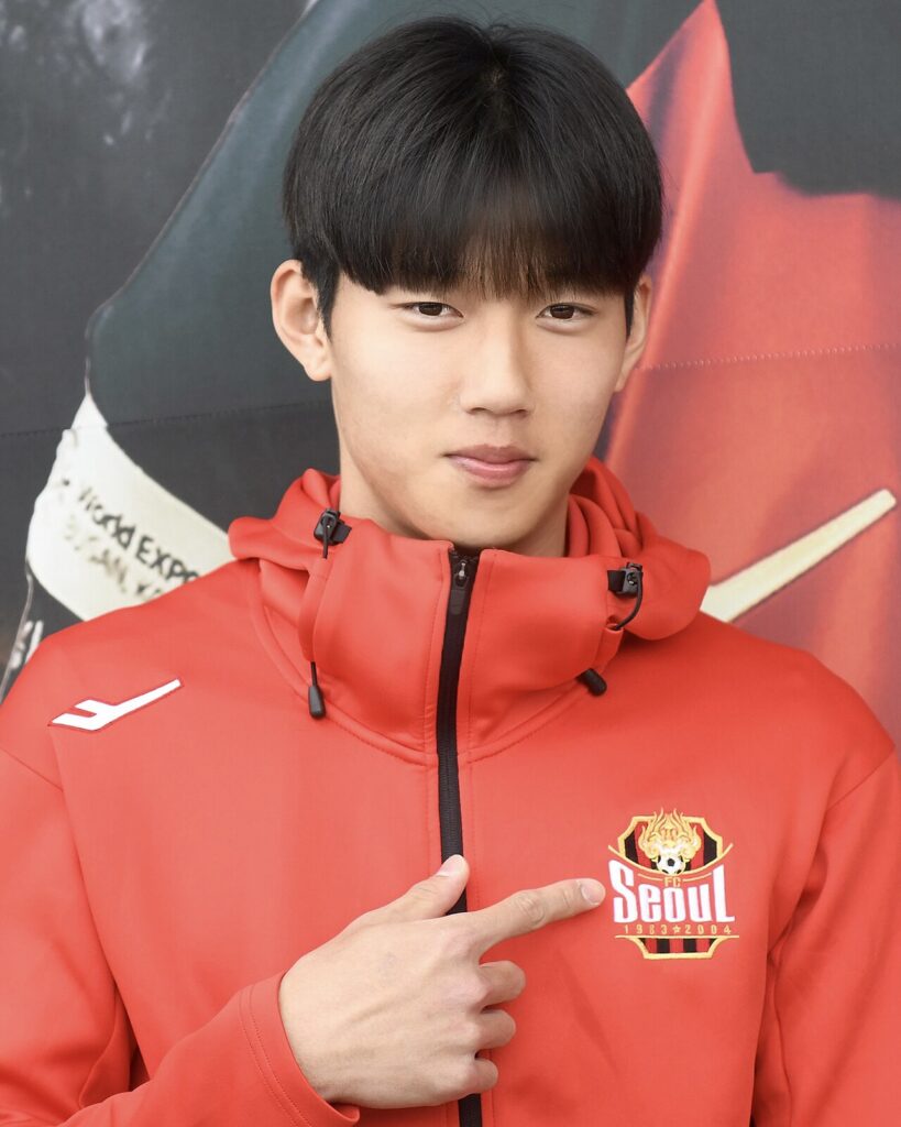 붉은 FC 서울 재킷을 입고 가슴의 구단 엠블럼을 가리키는 이한범